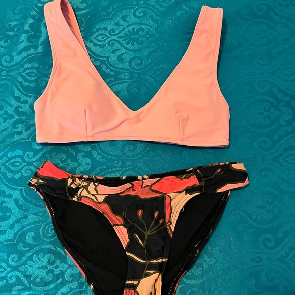 Lole Other - Small peach bikini top and floral bottom